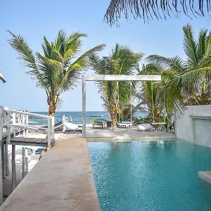 Hotel Lamar Front And Pool ***